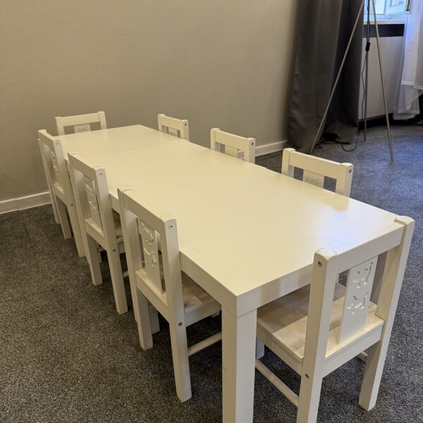 Bērnu galds ar 8 sēdvietām