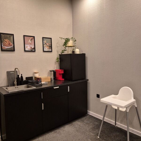 Virtuves zona un barošanas krēsliņš pašiem mazākajiem