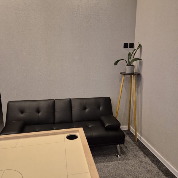 Novusa galds un dīvāns atpūtai