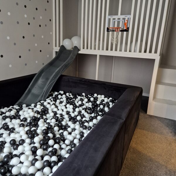 Rotaļu māja ar slidkalniņu