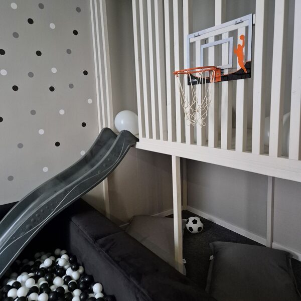 Atpūtas zona ar pufiem un mini basketbola grozs