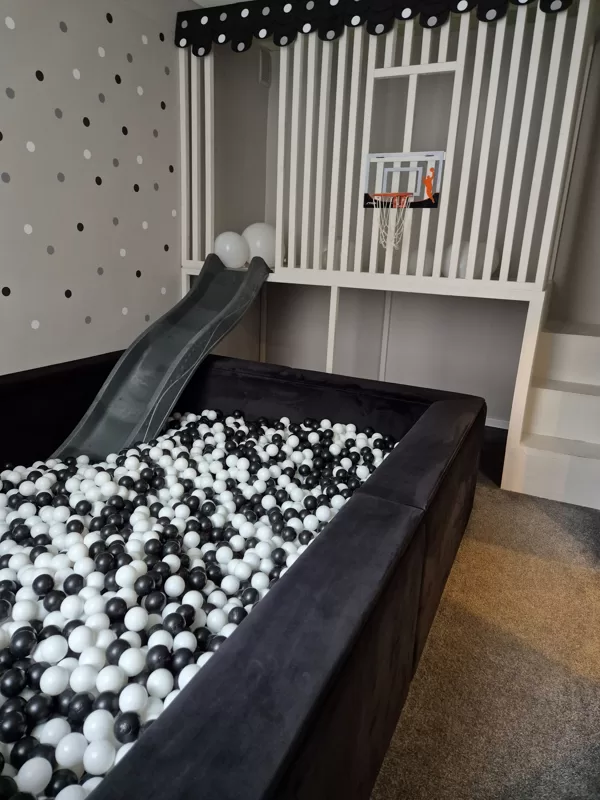 Rotaļu māja ar slidkalniņu