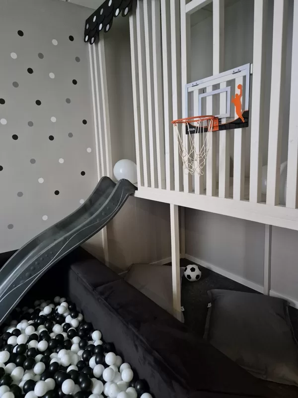 Atpūtas zona ar pufiem un mini basketbola grozs